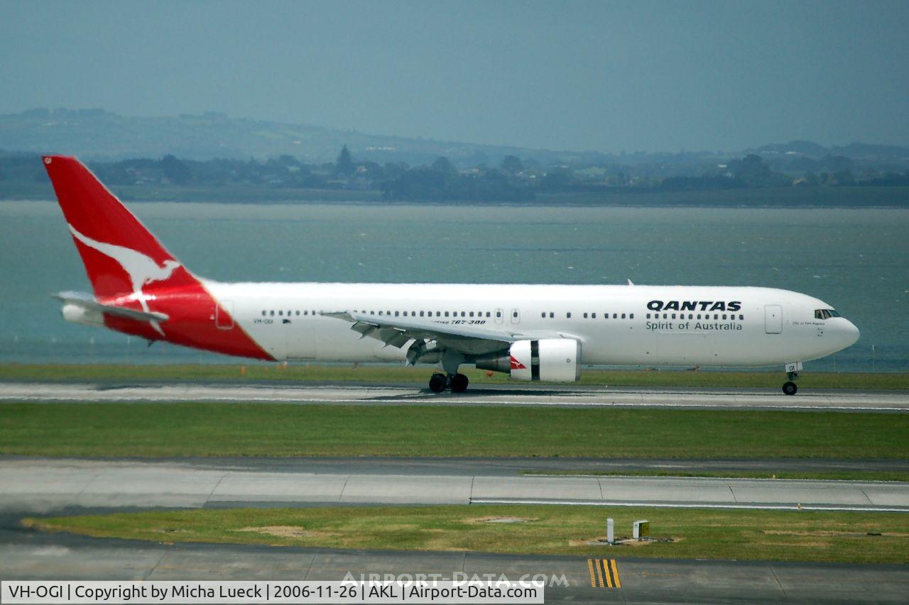 VH-OGI, 1991 Boeing 767-338 C/N 25246, Just touched down, thrust reversers deployed