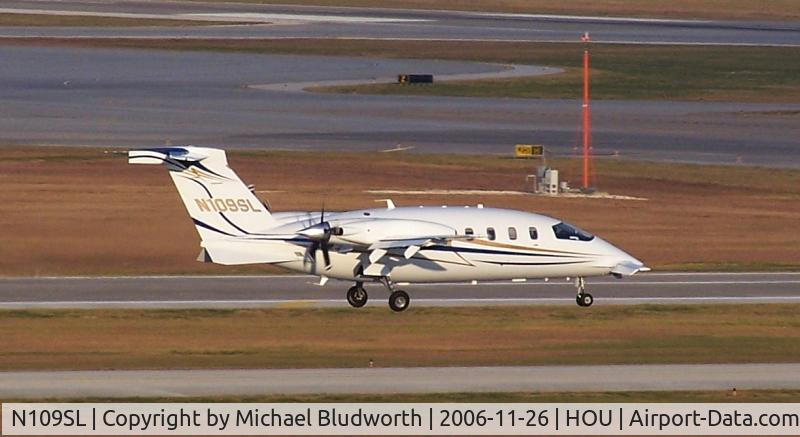 N109SL, 2004 Piaggio P-180 Avanti C/N 1092, On finals to Houston Hobby (HOU) Nov 26 2006