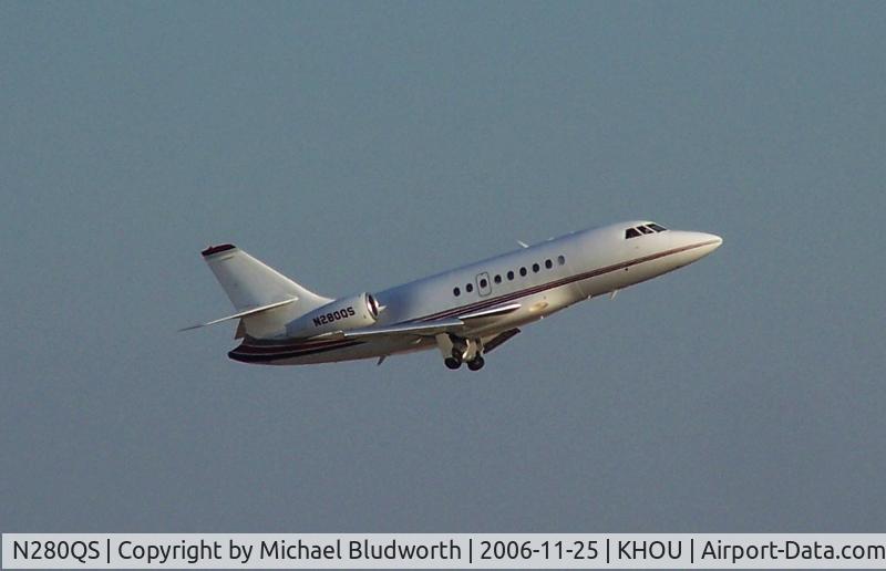N280QS, 2002 Dassault Falcon 2000 C/N 181, Departs on 22 into the sunset.