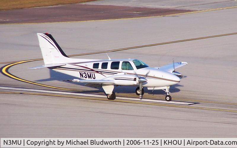 N3MU, 1998 Raytheon Aircraft Company 58 C/N TH-1864, Begins take off on 12R