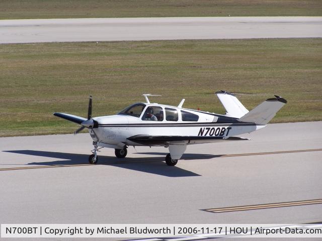 N700BT, 1966 Beech V35 Bonanza C/N D-8076, Taxis by the Air Terminal Museum