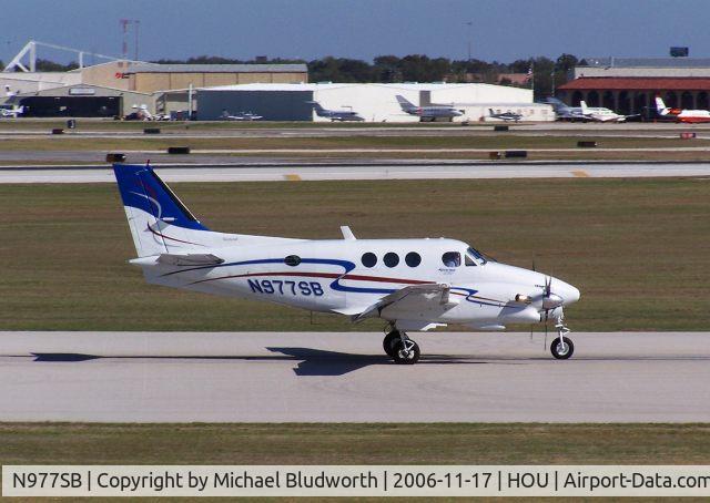 N977SB, 1972 Beech E-90 King Air C/N LW-10, Leaves on 12R