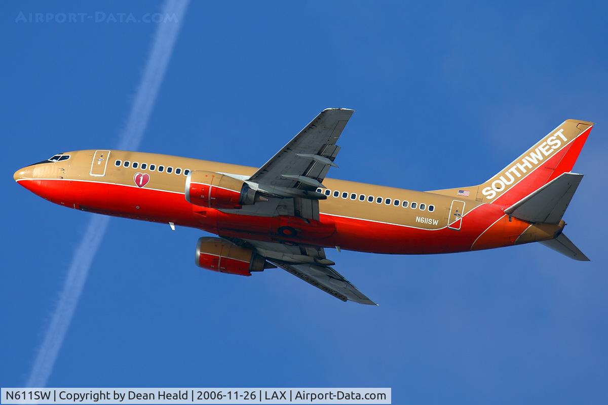 N611SW, 1995 Boeing 737-3H4 C/N 27697, Southwest Airlines N611SW (FLT SWA2692) climbing out from RWY 24L enroute to Phoenix Sky Harbor Int'l (KPHX).
