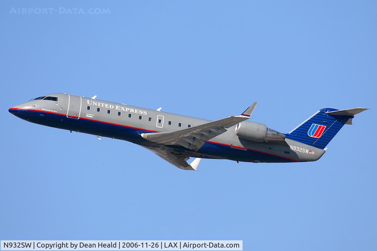 N932SW, 2002 Bombardier CRJ-200LR (CL-600-2B19) C/N 7714, United Express (SkyWest Airlines) N932SW (FLT SKW6488) climbing out from RWY 25R enroute to Portland Int'l (KPDX).