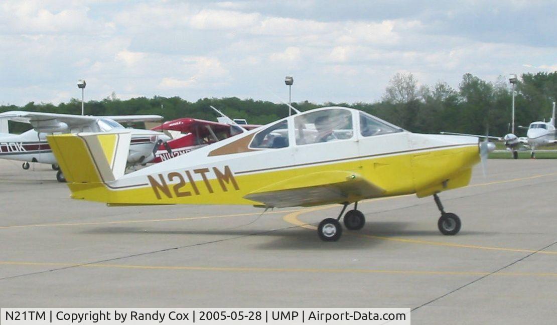 N21TM, 1976 Davis DA-2A C/N 112, N21Tm taxiing