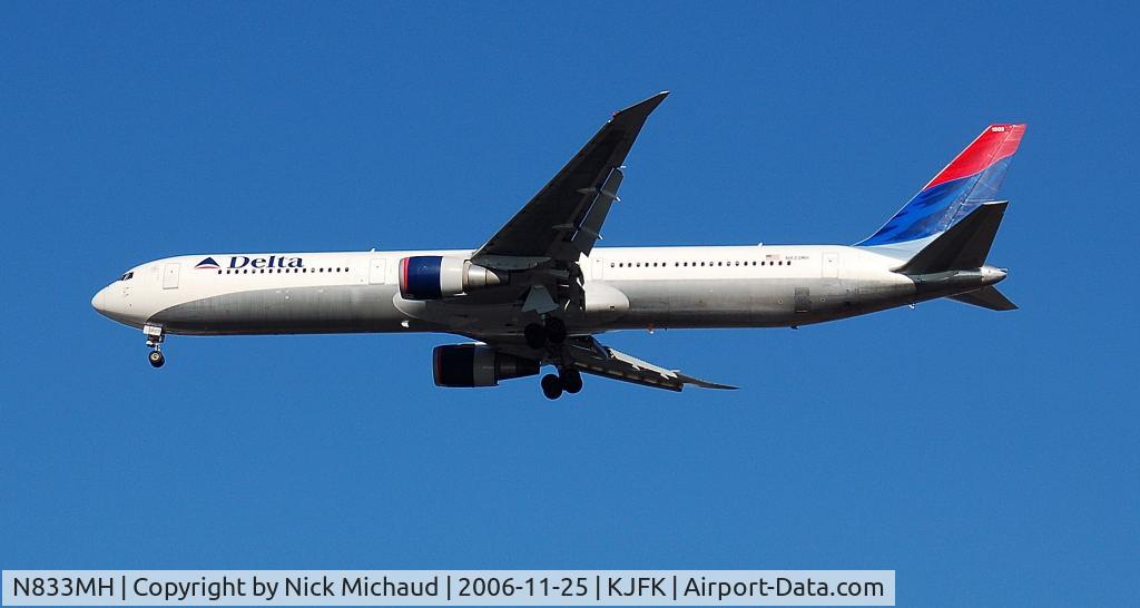 N833MH, 2000 Boeing 767-432/ER C/N 29706, Landing 31R