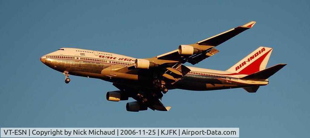 VT-ESN, 1993 Boeing 747-437 C/N 27164, Landing on 31R