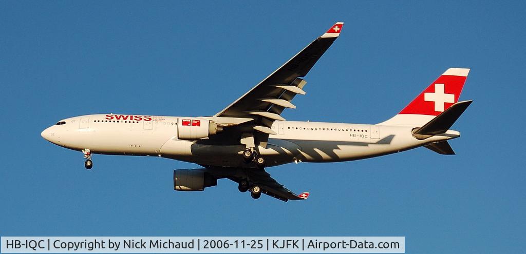 HB-IQC, 1998 Airbus A330-223 C/N 249, Swiss on 31R