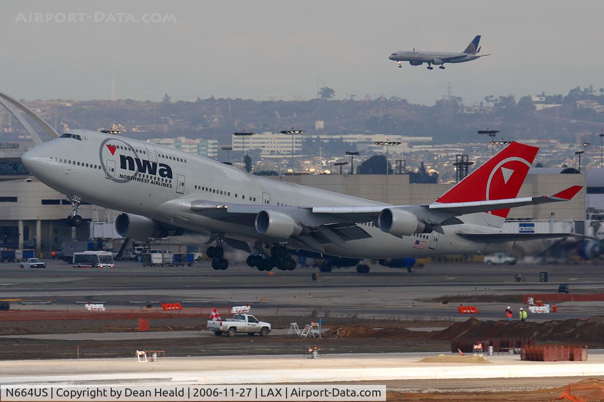 N664US, 1989 Boeing 747-451 C/N 23819, Northwest Airlines N664US (FLT NWA1) departing RWY 25R enroute to Narita Int'l (RJAA), while Continental Airlines FLT 1402 (a Boeing 752) from Newark /New York Liberty Int'l (KEWR) is on short-final to RWY 24R.