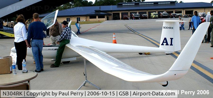 N304RK, 2002 Glasflugel 304C C/N 46-C, Everybody else prepares to fly out...she's leaving in a trailer