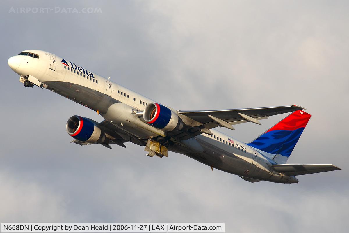 N668DN, 1991 Boeing 757-232 C/N 25141, Delta Airlines N668DN (FLT DAL1162) climbing out from RWY 25R enroute to Salt Lake City Int'l (KSLC).