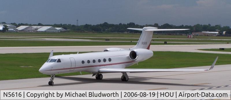 N5616, 2000 Gulfstream Aerospace G-V C/N 616, Taxis by the Air Terminal Museum