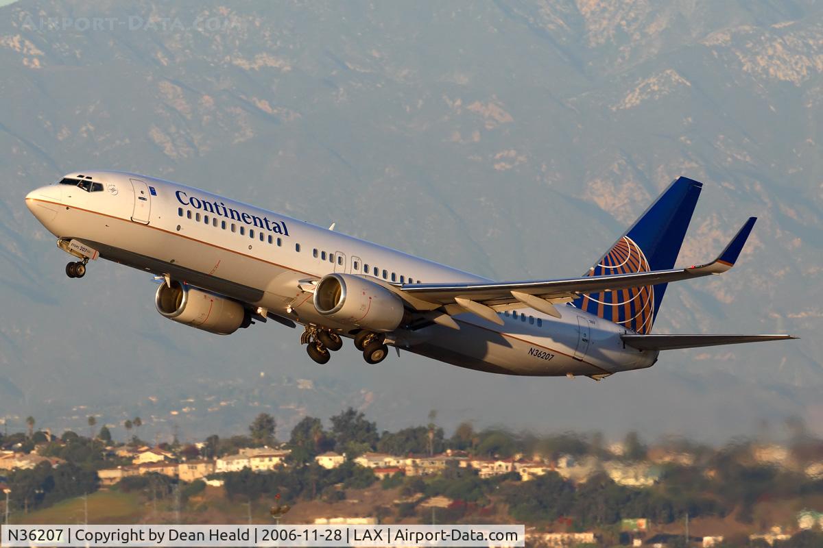 N36207, 2000 Boeing 737-824 C/N 30579, Continental Airlines N36207 (FLT COA1503) climbing out from RWY 25R enroute to Newark/New York Liberty Int'l (KEWR).  [Canon 30D, Canon 500mm f/4L IS]