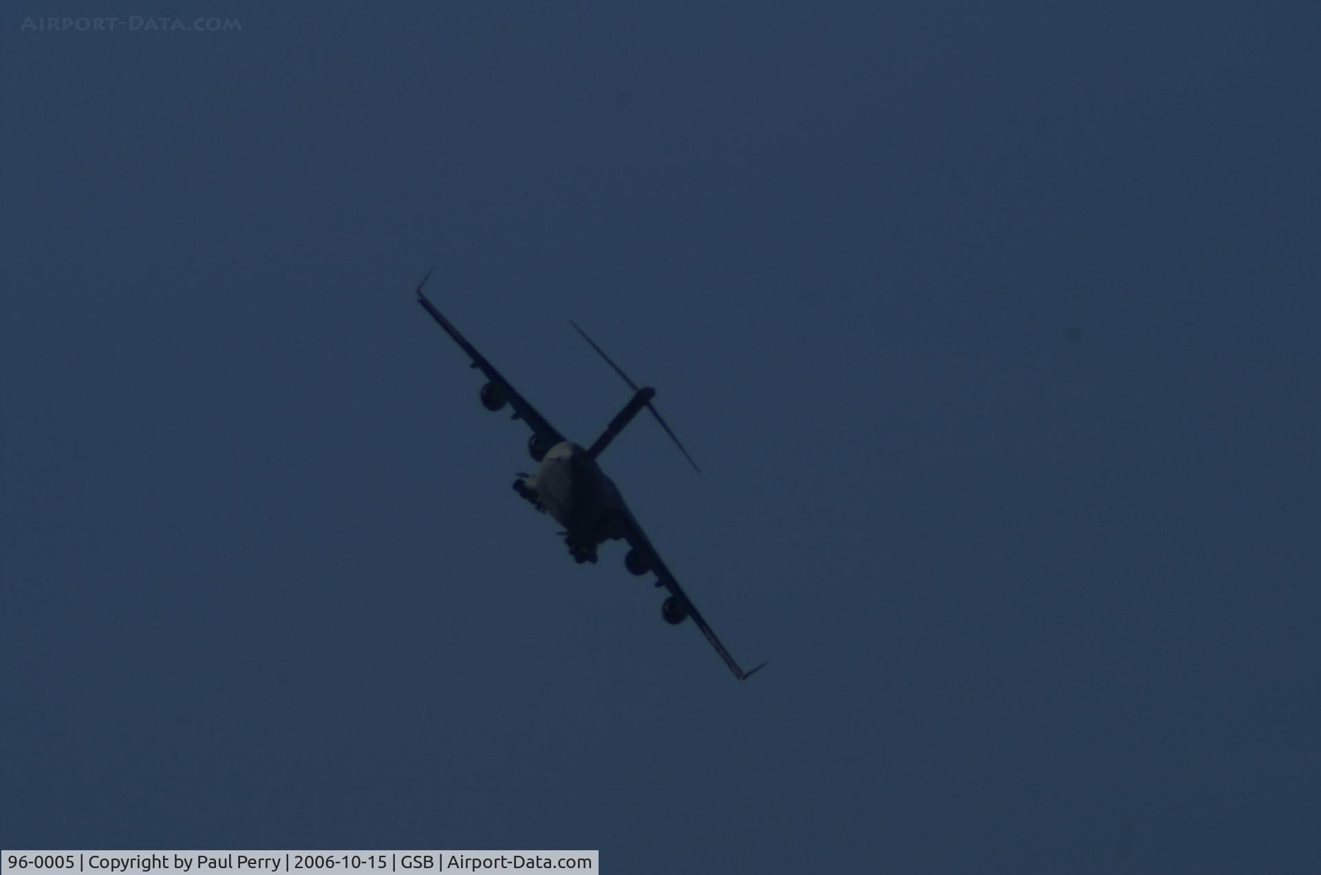 96-0005, 1996 McDonnell Douglas C-17A Globemaster III C/N P-37, Throwing her into a bank.  Empty, she is quite spry for her size