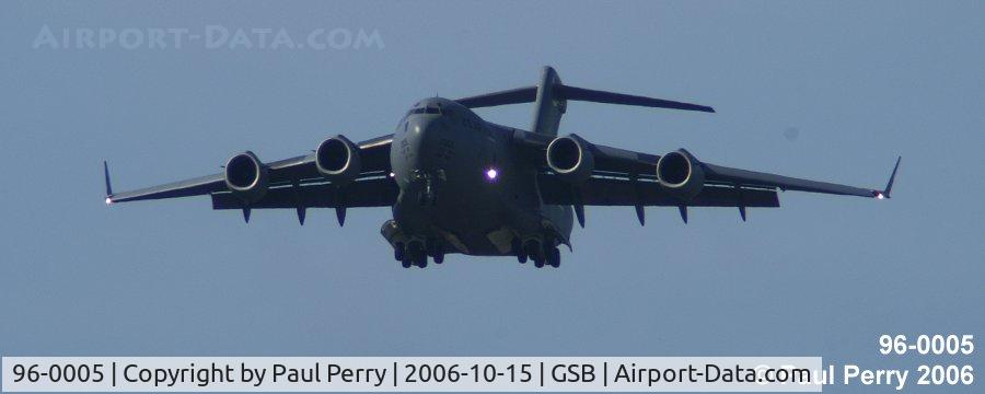 96-0005, 1996 McDonnell Douglas C-17A Globemaster III C/N P-37, Bearing down, in a fast pass
