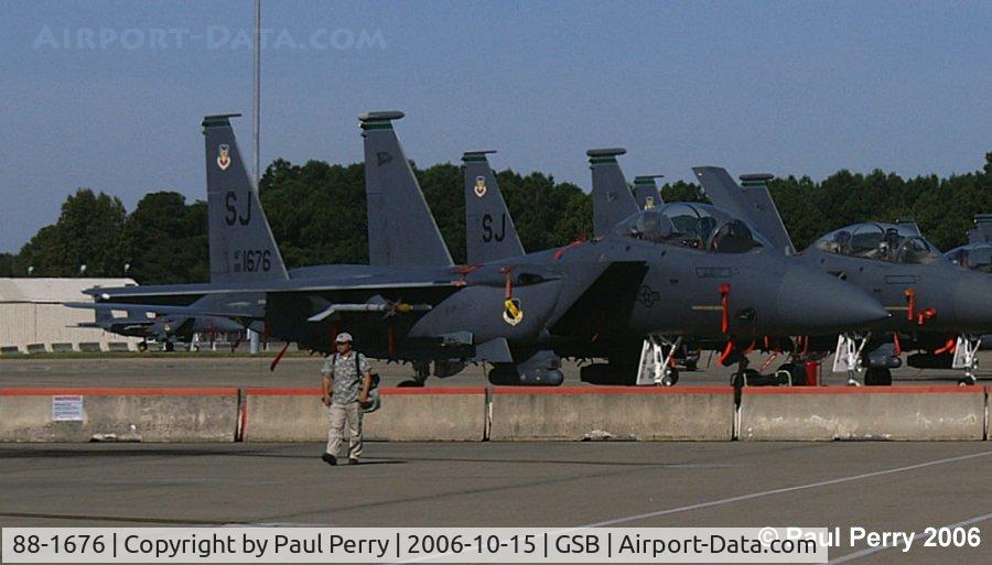 88-1676, 1988 McDonnell Douglas F-15E Strike Eagle C/N 1085/E060, With only one person in the frame, the size of the Strike Eagle is much more apparent