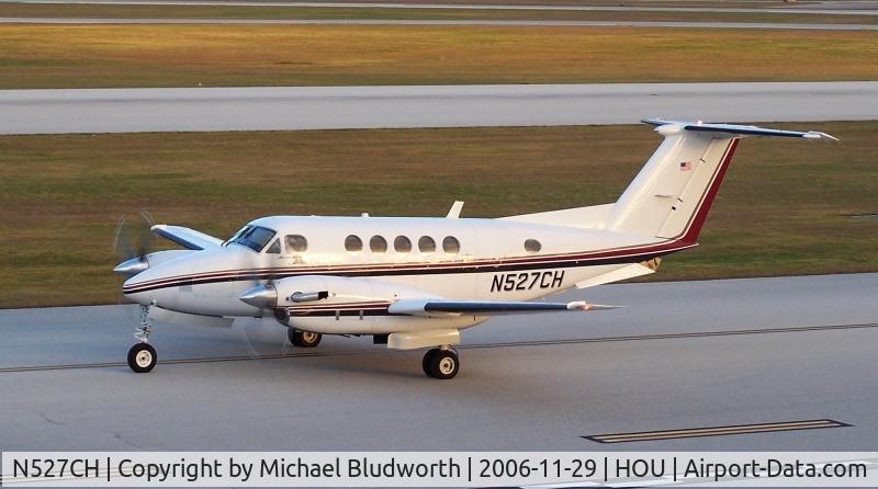 N527CH, 1981 Beech B200 King Air C/N BB-899, Taxis by the Air Terminal Museum in low light.