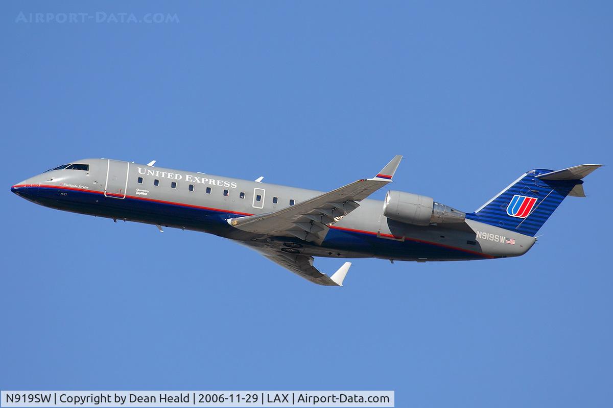 N919SW, 2002 Bombardier CRJ-200LR (CL-600-2B19) C/N 7657, United Express (SkyWest Airlines) N919SW (FLT SKW6493) climbing out from RWY 25R enroute to Norman Y Mineta San Jose Int'l (KSJC).