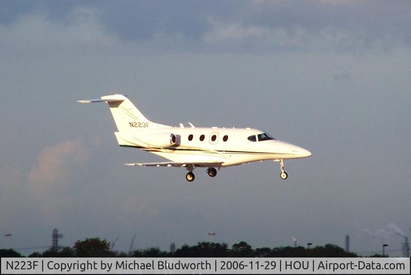N223F, 2001 Raytheon Aircraft Company 390 C/N RB-22, On final to 12R