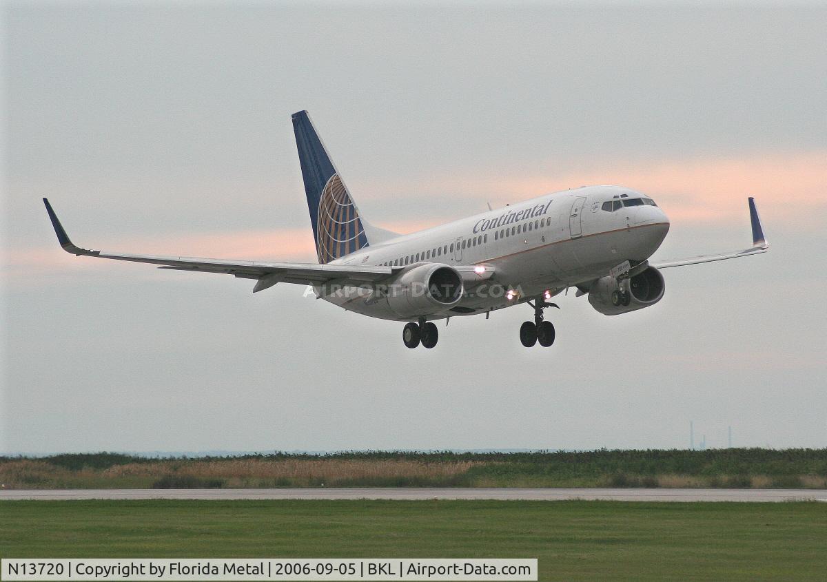 N13720, 1999 Boeing 737-724 C/N 28939, Continental 737-700 taking off at Burke Lakefront for short trip to Hopkins