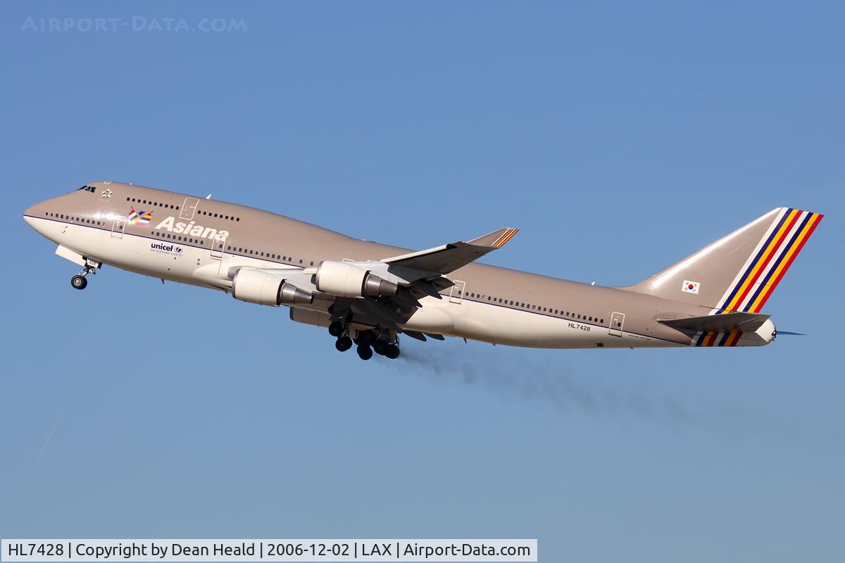 HL7428, 1998 Boeing 747-48E C/N 28552, Lots of brake dust from the main gear as Asiana Airlines HL7428 (FLT AAR201) climbs out from RWY 25R enroute to Incheon Int'l (RKSI) - Seoul, South Korea.