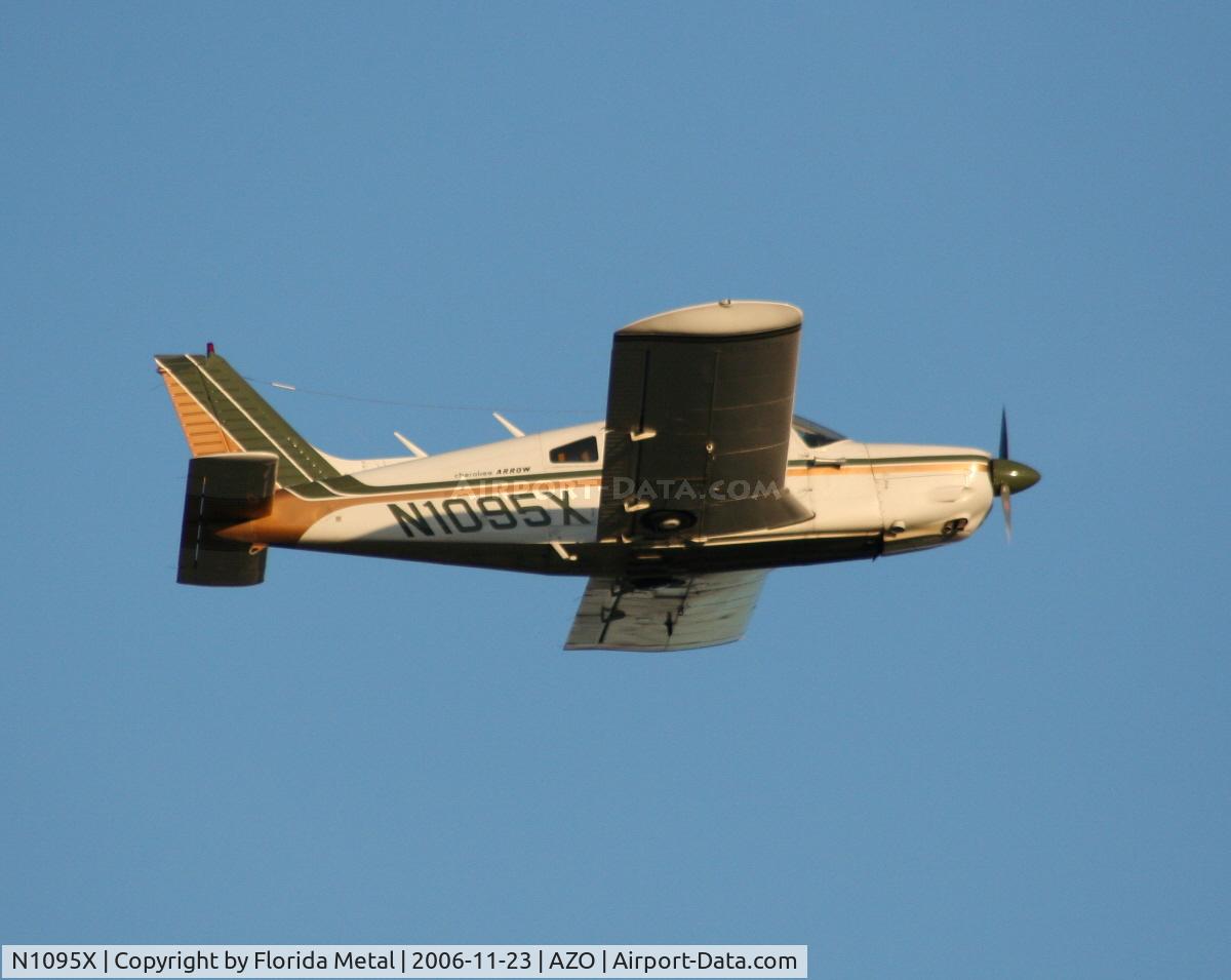 N1095X, 1975 Piper PA-28R-200 C/N 28R-7535239, Running a pattern at AZO