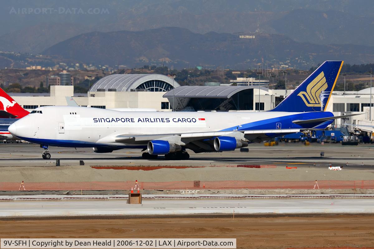9V-SFH, 1995 Boeing 747-412F/SCD C/N 28032, Singapore Airlines Cargo 9V-SFH (FLT SQC7966), still in hybrid colors, rolling out after arrival on RWY 25R from Ted Stevens Anchorage Int'l (PANC).
