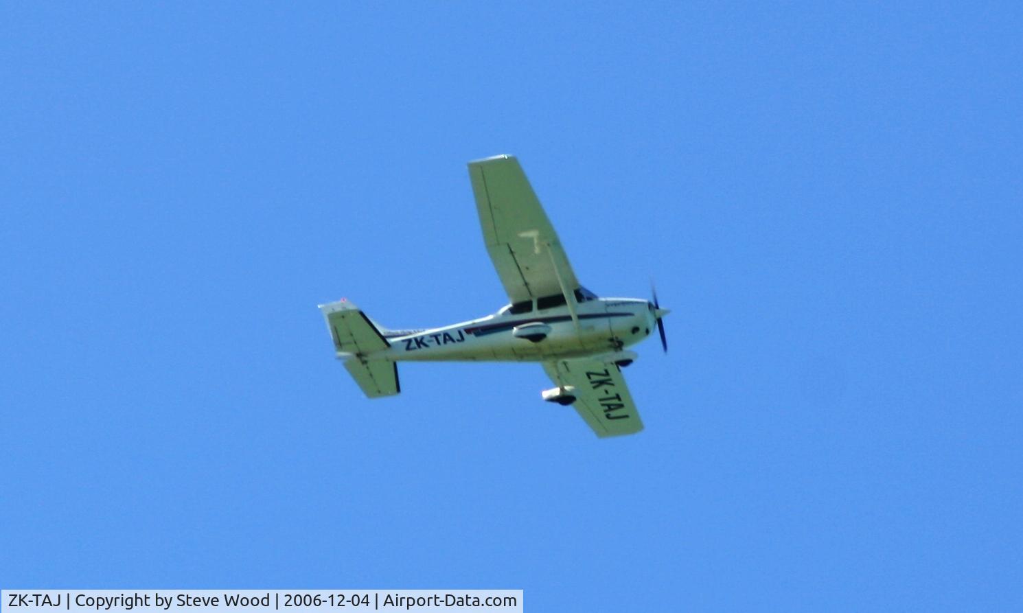 ZK-TAJ, 2001 Cessna 172R C/N 17281011, Flying over Auckland - Point England