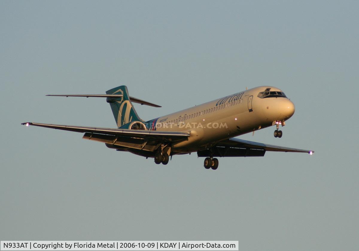 N933AT, 2000 Boeing 717-200 C/N 55071, Landing at Dayton
