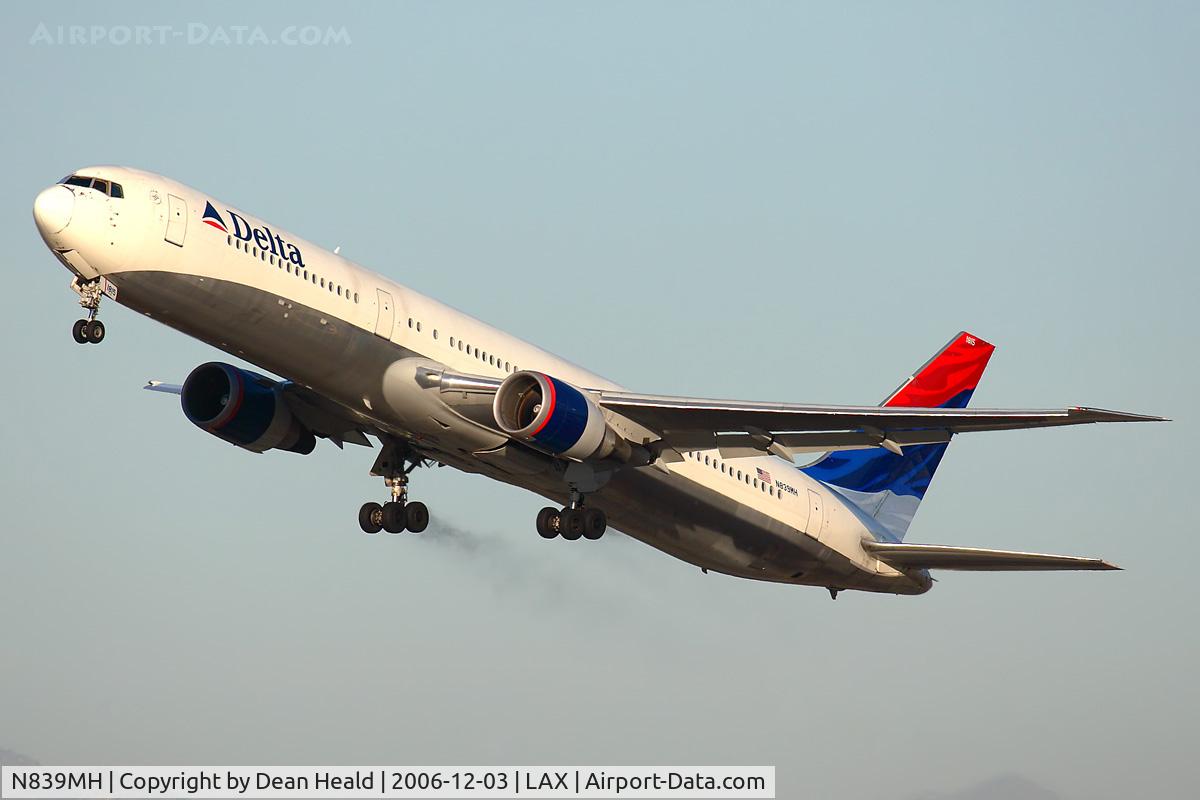 N839MH, 2001 Boeing 767-432/ER C/N 29712, Delta Airlines N839MH (FLT DAL920) climbing out from RWY 25R, trailing brake dust from the main gear, enroute to Hartsfield Jackson Atlanta Int'l (KATL).