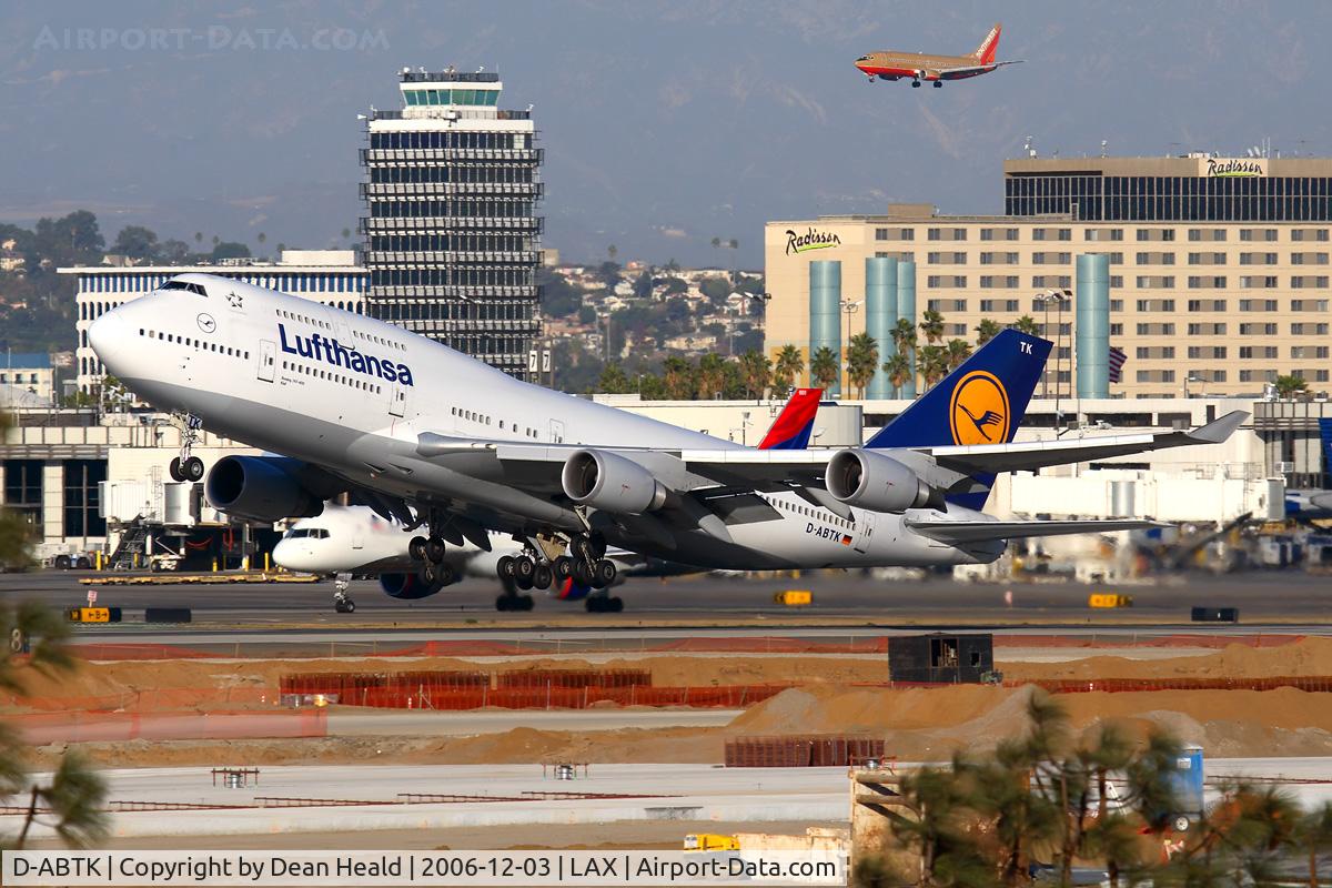 D-ABTK, 2001 Boeing 747-430 C/N 29871, Lufthansa D-ABVK (FLT DLH457) departing RWY 25R enroute to Frankfurt Main (EDDF) while a Southwest Airlines 733 is on approach to RWY 24R.