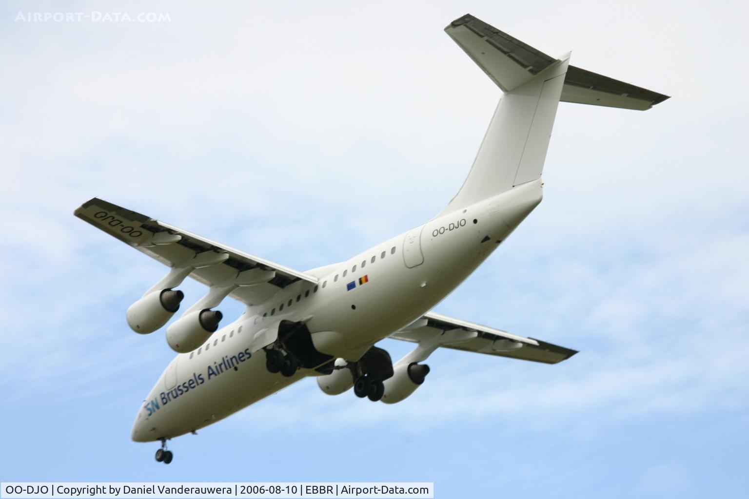 OO-DJO, 1995 British Aerospace Avro 146-RJ85 C/N E.2279, shortly to land on rwy 25R - full white tail before 