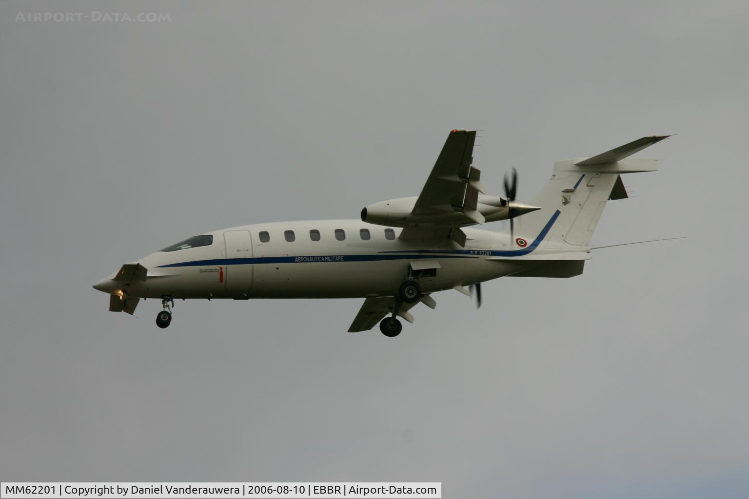 MM62201, Piaggio P-180AM Avanti C/N 1053, descending to rwy 25R
