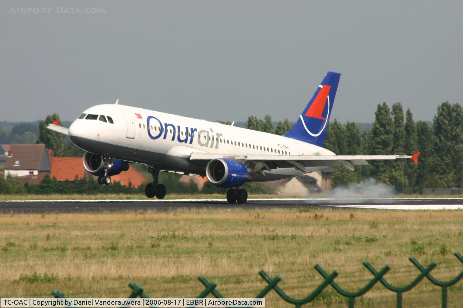 TC-OAC, 1992 Airbus A320-212 C/N 313, landing on rwy 25L
