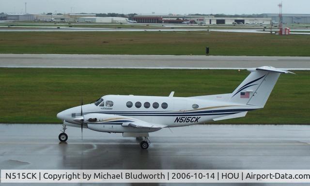N515CK, 2000 Raytheon Aircraft Company B200 C/N BB-1726, Taxis by the Air Terminal Museum