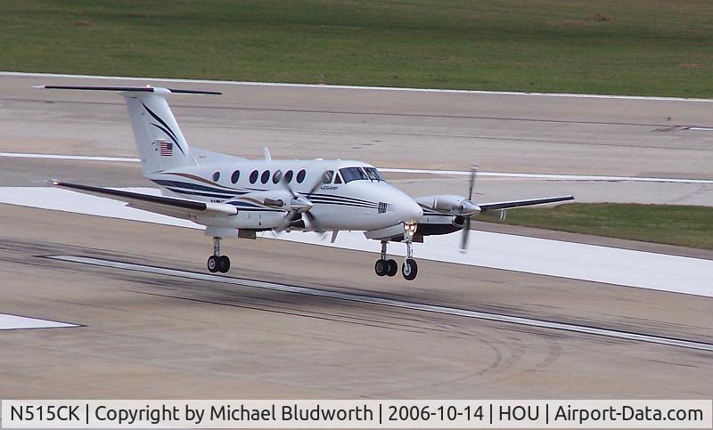 N515CK, 2000 Raytheon Aircraft Company B200 C/N BB-1726, Lands on 17