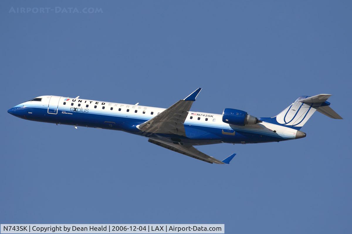 N743SK, 2005 Canadair CL-600-2C10 Regional Jet CRJ-700 C/N 10199, United Express (SkyWest Airlines) N743SK (FLT SKW6474) climbing out from RWY 25R enroute to Albuquerque Int'l Sunport (KABQ).
