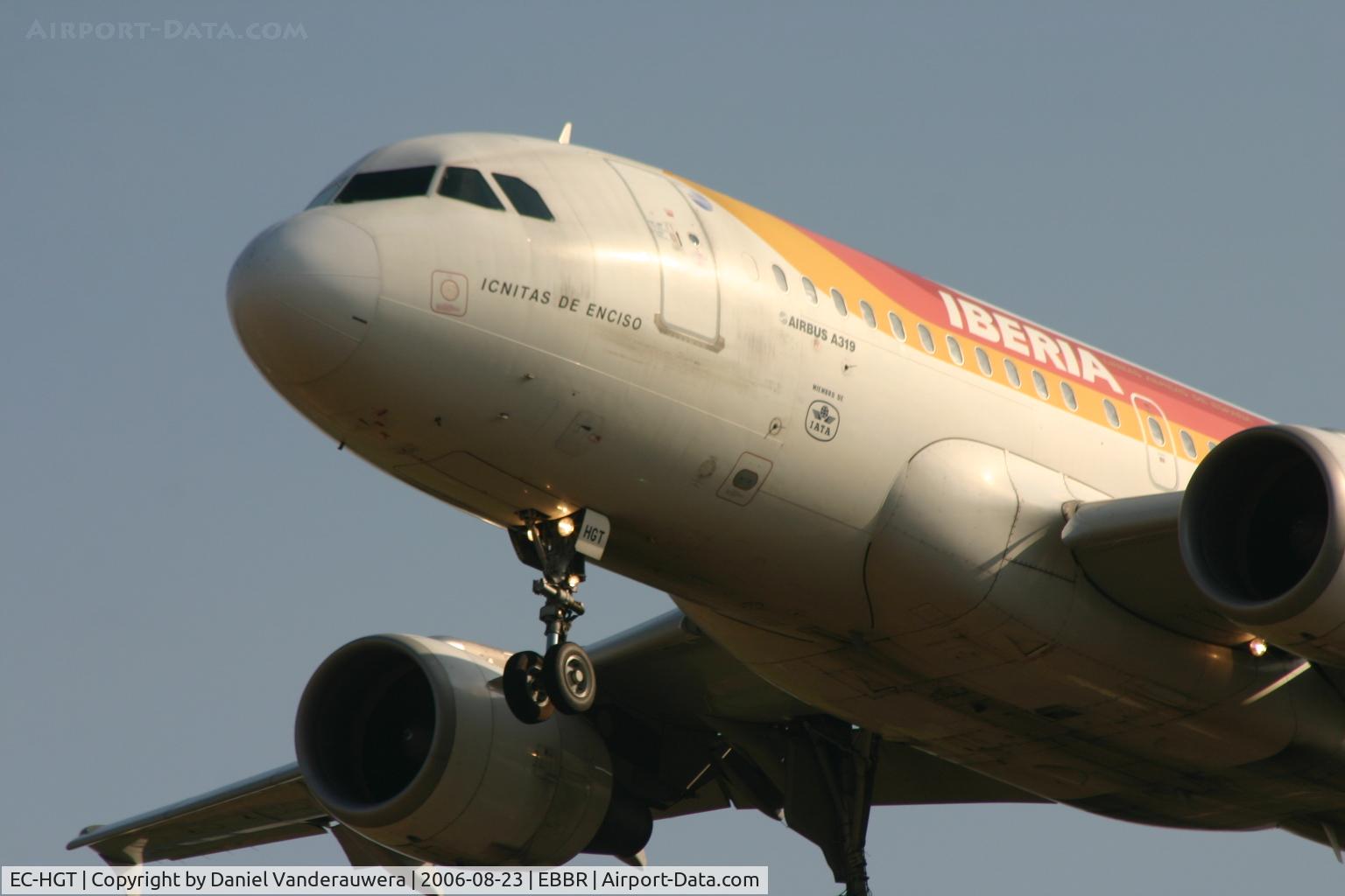 EC-HGT, 2000 Airbus A319-111 C/N 1247, descending to rwy 25R