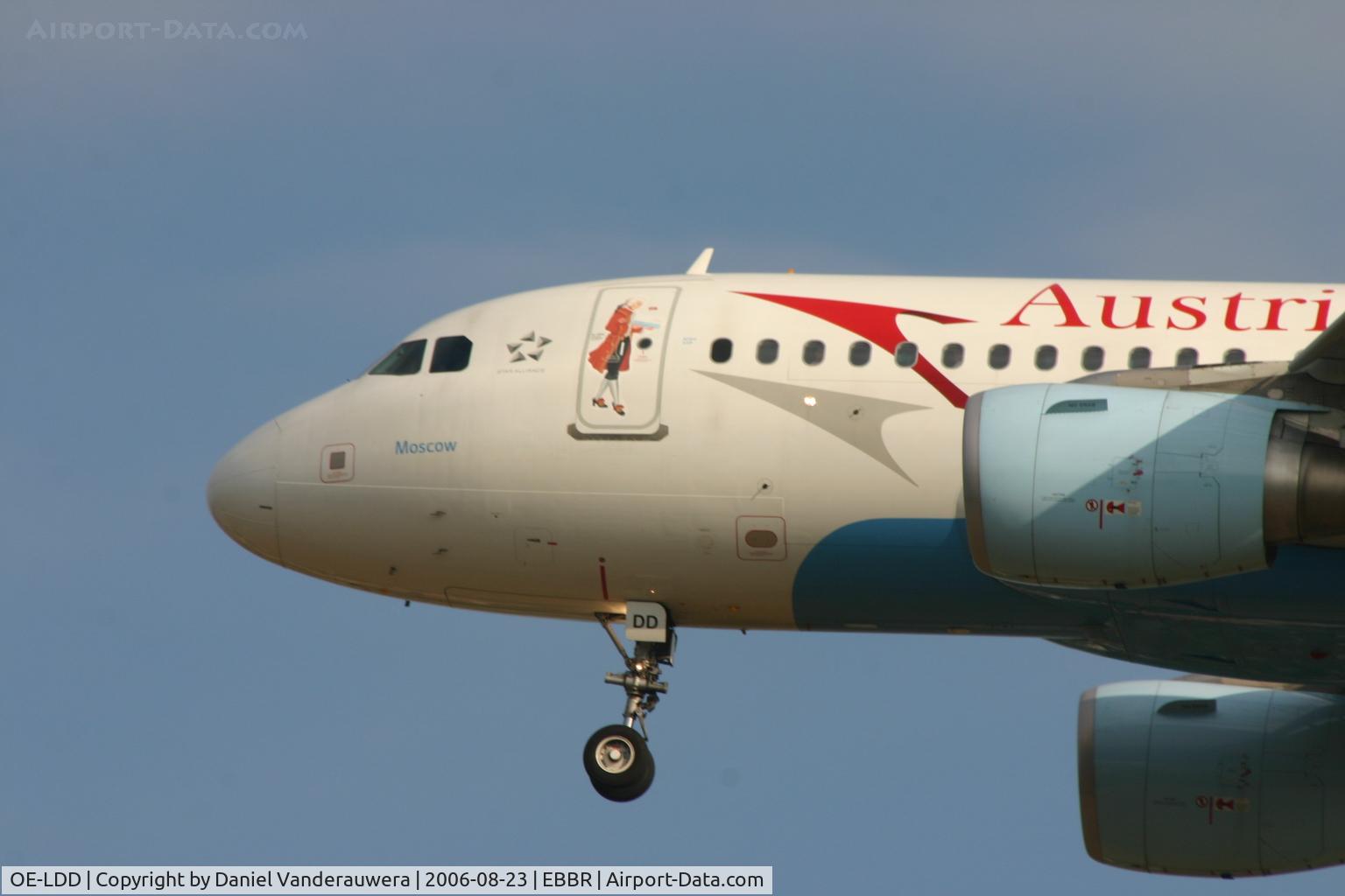 OE-LDD, 2005 Airbus A319-112 C/N 2416, shortly before landing on rwy 25R