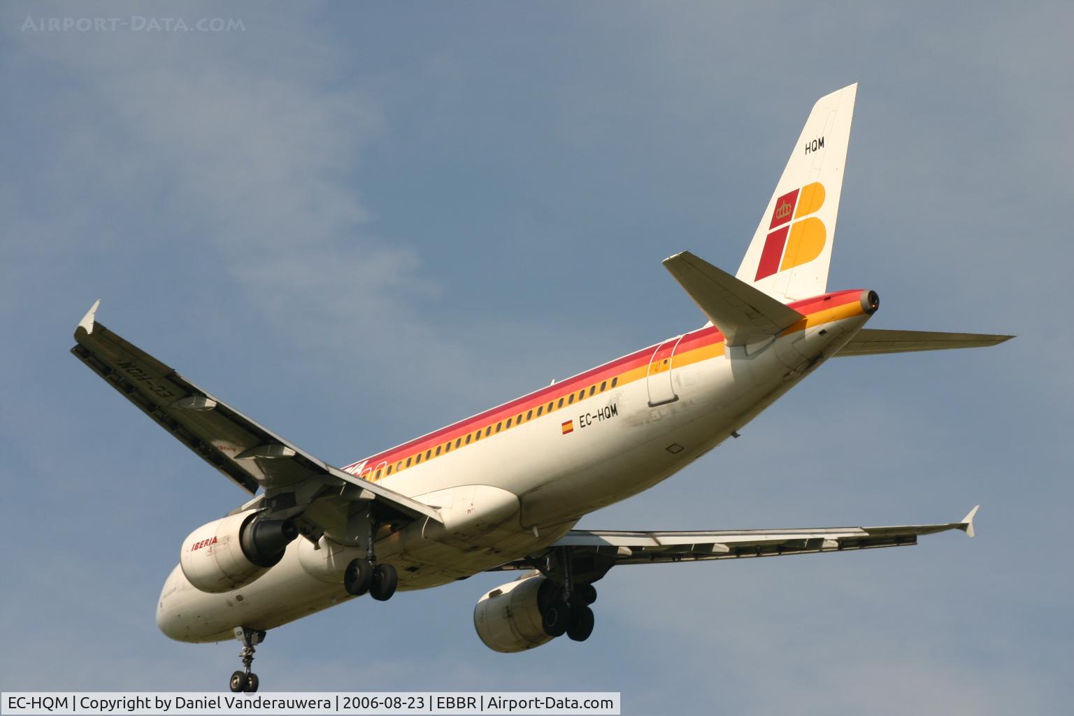 EC-HQM, 2001 Airbus A320-214 C/N 1484, descending to rwy 25R