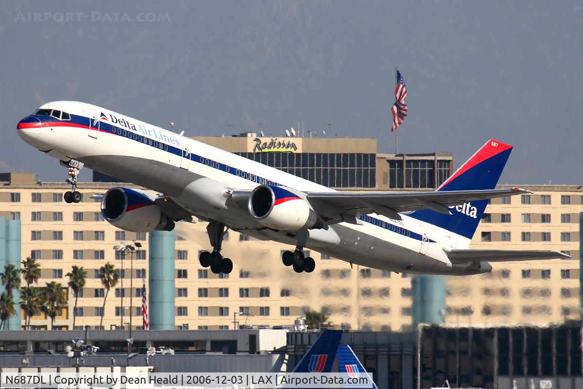 N687DL, 1998 Boeing 757-232 C/N 27586, Delta Airlines N687DL (FLT DAL1828) climbing out from RWY 25R enroute to Orlando Int'l (KMCO).