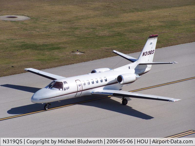 N319QS, 1999 Cessna 560 Citation Ultra C/N 560-0519, Taxiis by the Air Termainl Museum