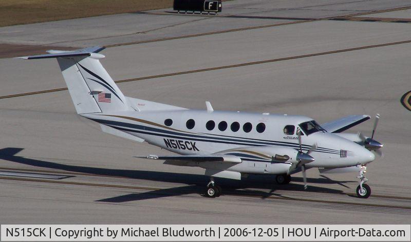 N515CK, 2000 Raytheon Aircraft Company B200 C/N BB-1726, Rolls for take off on 12R