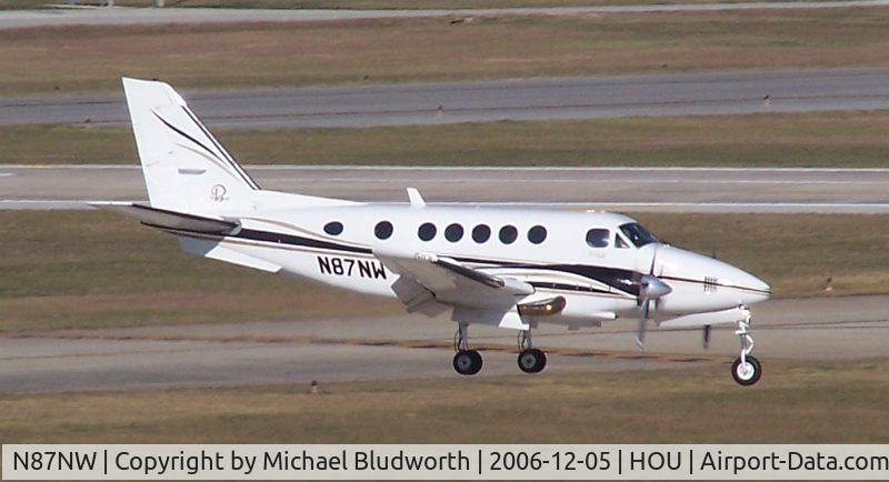 N87NW, 1978 Beech B100 King Air C/N BE-42, Lands on 12R