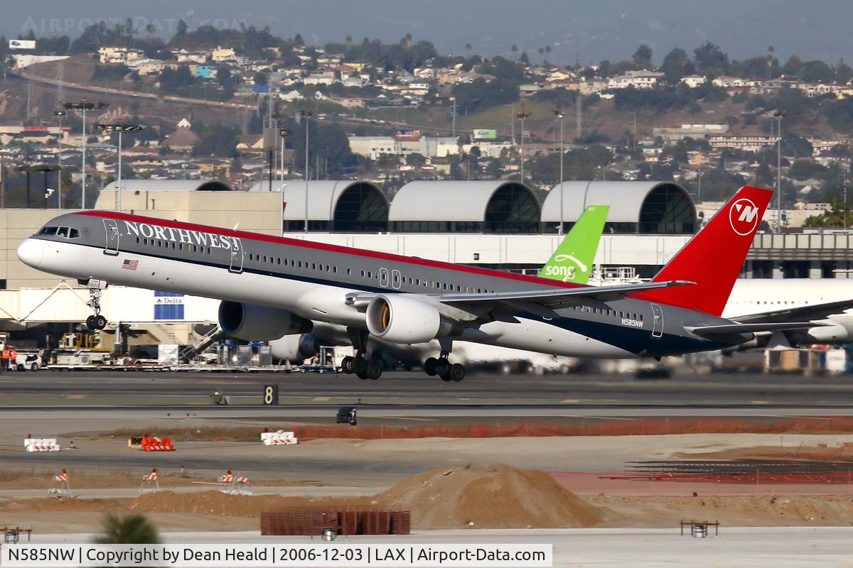 N585NW, 2002 Boeing 757-351 C/N 32985, Northwest Airlines N585NW (FLT NWA91) departing RWY 25R enroute to Honolulu Int'l (PHNL).
