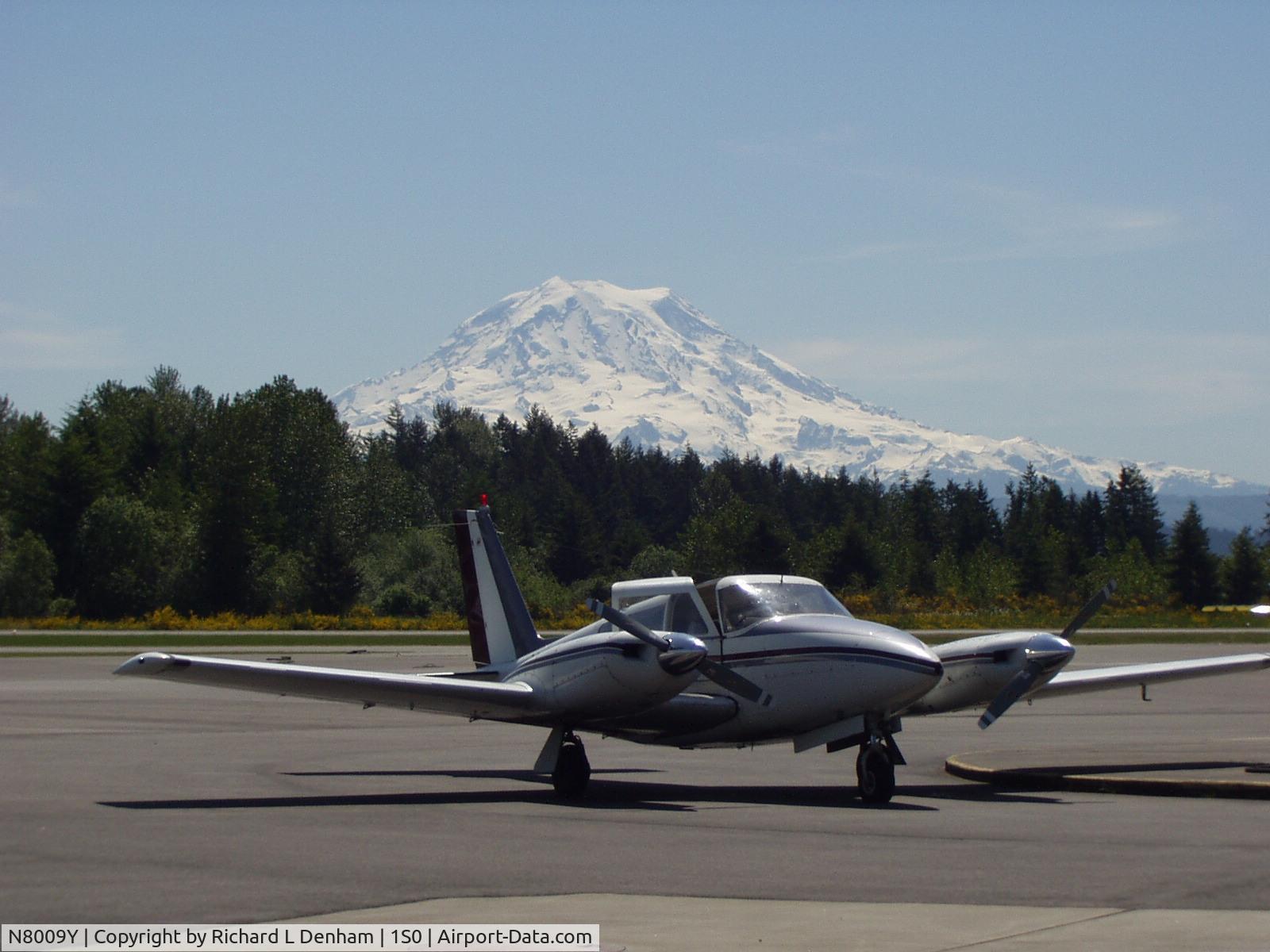 N8009Y, 2001 Six Chuter SR7 C/N A 10 LFB, Mt Renier background-Puyallup, WA