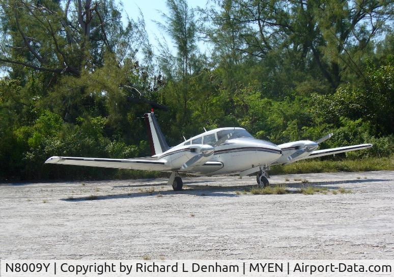 N8009Y, 2001 Six Chuter SR7 C/N A 10 LFB, Normans Cay, Exumas - Bahamas