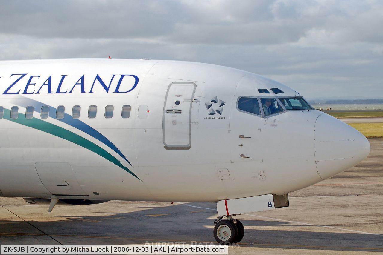 ZK-SJB, 1997 Boeing 737-33R C/N 28868, Wave to the captain - he is looking at you!