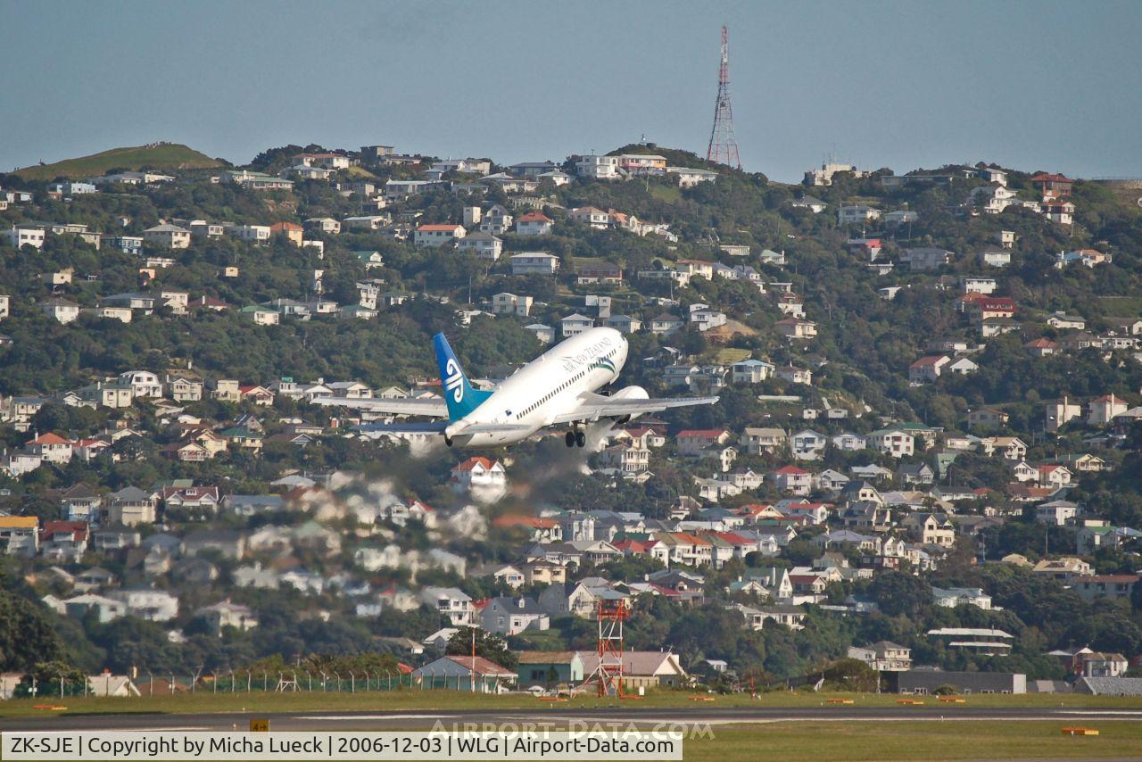 ZK-SJE, 1995 Boeing 737-3K2 C/N 27635, Climbing out of Wellington