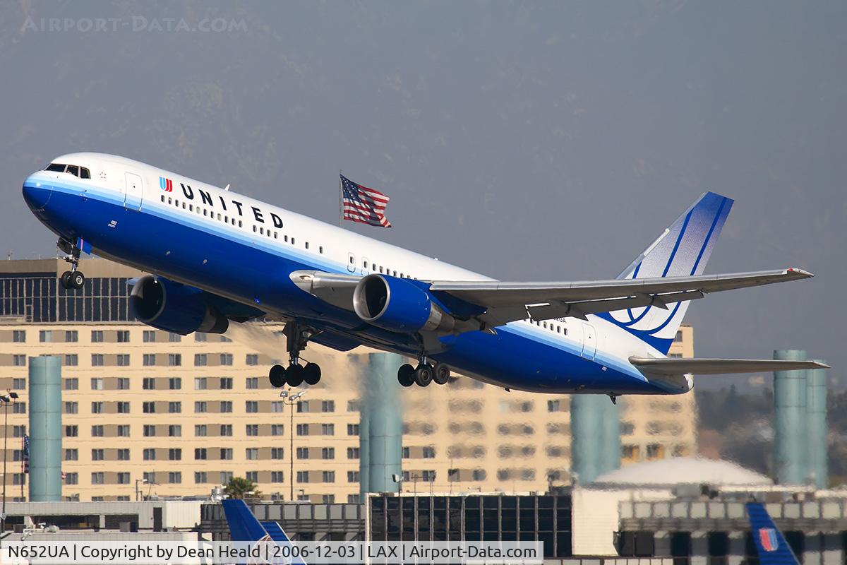 N652UA, 1992 Boeing 767-322 C/N 25390, United Airlines N652UA (FLT UAL8174) climbing out from RWY 25R enroute to Washington Dulles Int'l (KIAD).